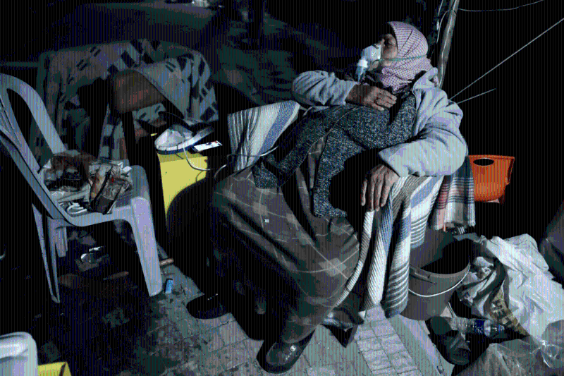 2 月 20 日，土耳其哈塔伊省安塔基亞發生地震後，一名婦女感到不適，坐在椅上在休息。路透社