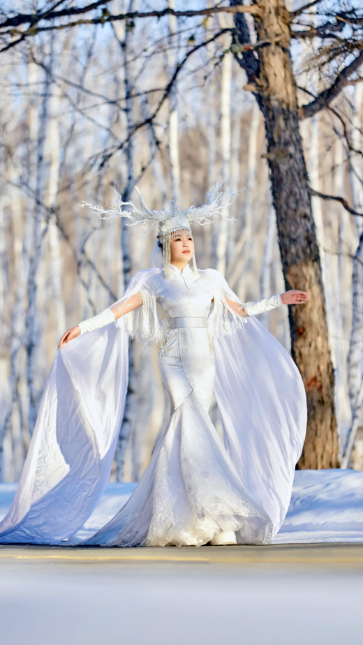 都波身穿一身白衣，在零下20度的黑龙江塔河演绎「森林的主人」，展示东北冰雪世界的美。