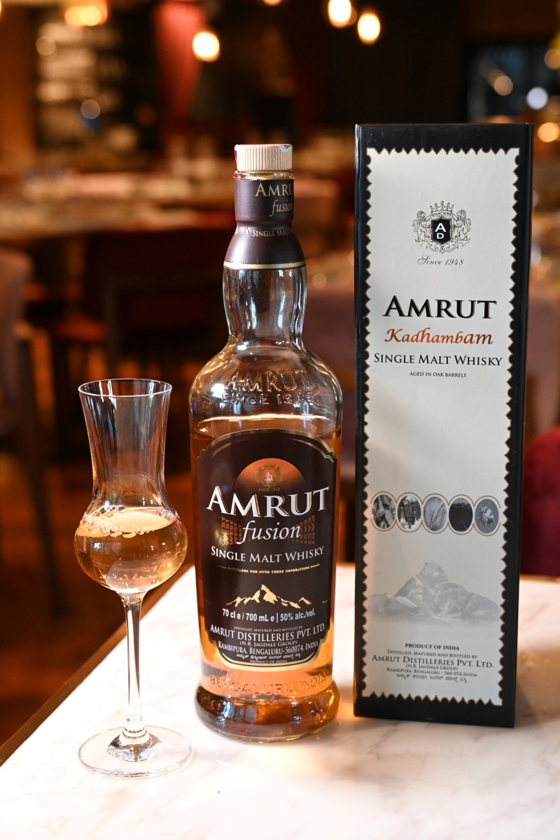 Amrut Fusion Single Malt 入口具豐厚大麥和果香，散發柑橘、香料、果醬及奶油甜味的豐富層次。