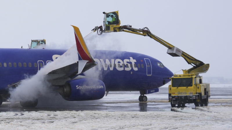 受到暴风雪影响，周四（23日）有超过1550班机取消，约28万户停电。 AP