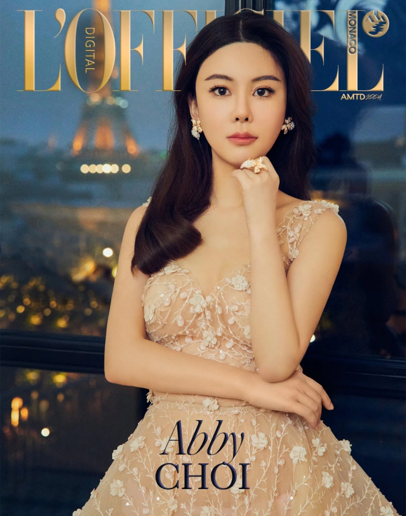 Abby Choi曾登上法国时尚杂志《巴黎时装公报》（L'OFFICIEL）数字版的封面。