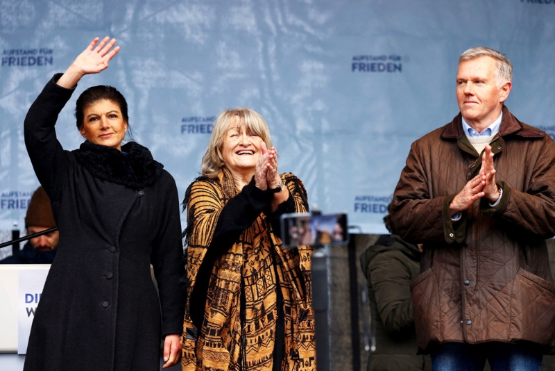 1.3万名德国人25日走上柏林街头，反对军援乌克兰，要求俄乌举行和谈。 上图为活动发起人野党议员瓦根克内希特（Sahra Wagenknecht，上图左）及女权运动领袖史瓦泽（Alice Schwarzer，上图中）。 （图/路透社）