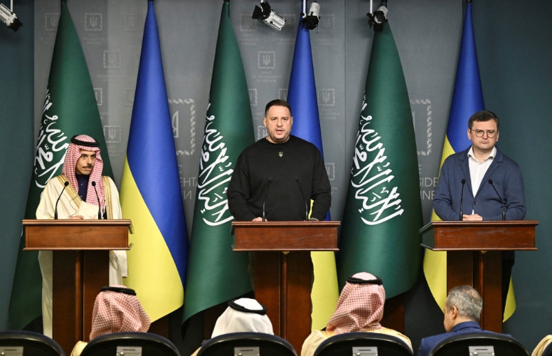 沙特阿拉伯王国外交大臣费萨尔（左）、乌克兰总统办公室主任叶尔马克（中）和乌克兰外交部长库勒巴（右）出席在基辅举行的联合新闻发布会。 路透