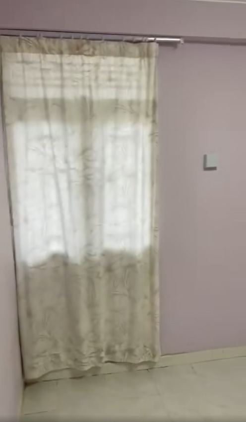 单位睡房有米色窗帘。 香港江湖日报FB群组
