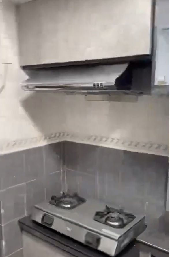 片段内单位厨房备有双炉头。 香港江湖日报FB群组
