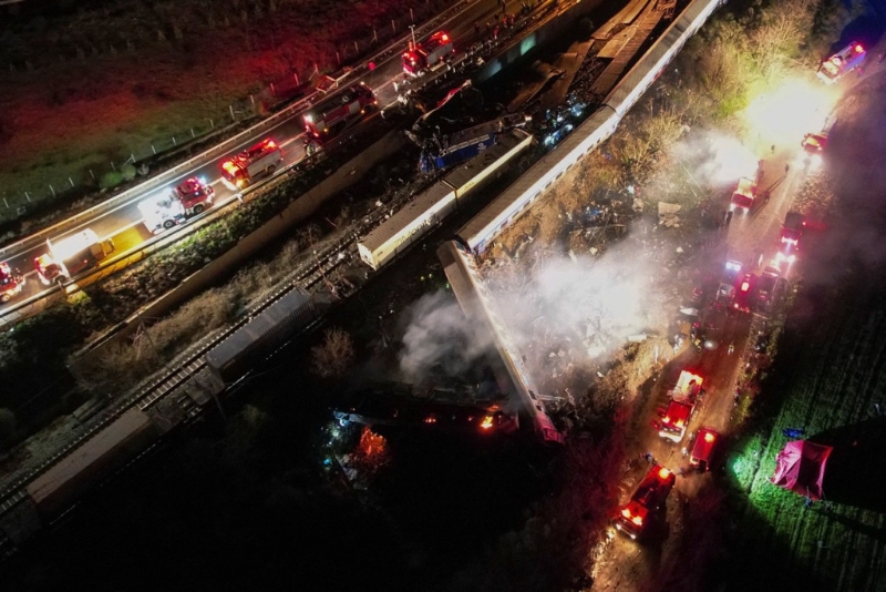 希腊火车相撞现场一度发生大火。 路透社