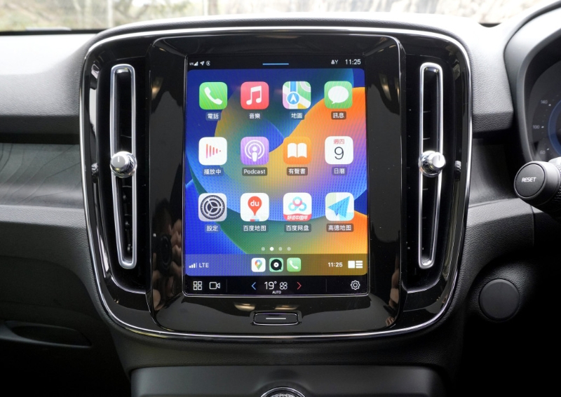 ●车子可无线接驳Apple CarPlay。