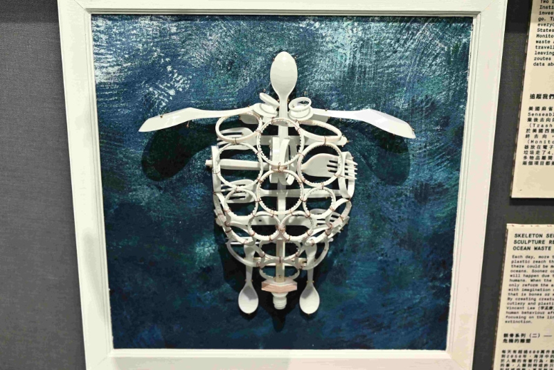 ■Vincent的展品名为《骸骨系列之海 龟》，由废弃胶餐具造成。