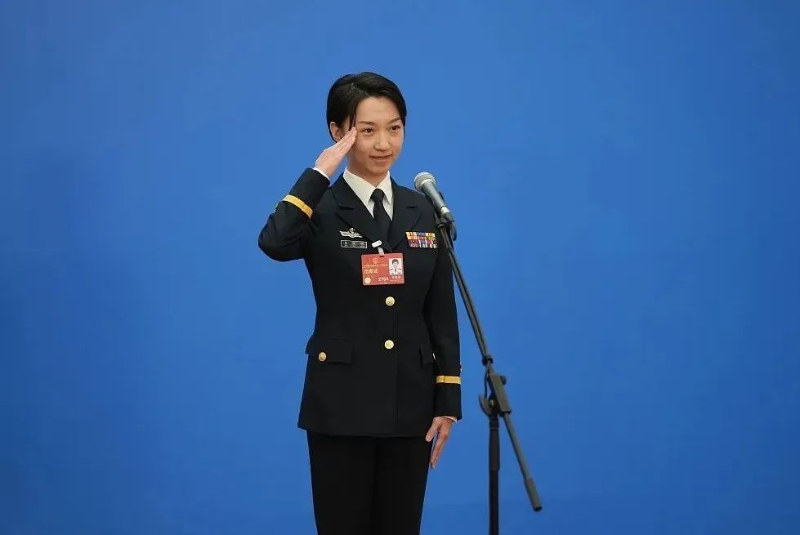 辽宁舰90后女少校朱悦萌亮相首场代表通道。