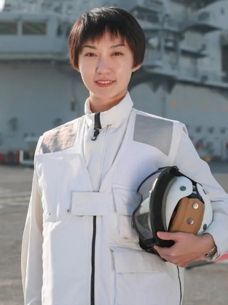 2015年夏天，从海军航空大学研究生毕业。 在辽宁舰上近8年时间里，朱悦萌先后在作战、机电、航空等多个部门成长历练。