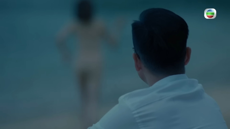 谭凯琪背面全裸奔向海中。