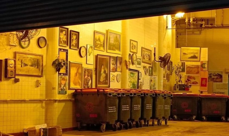 垃圾房内挂满人像画、风景画、古旧时钟等。 （网上图片）