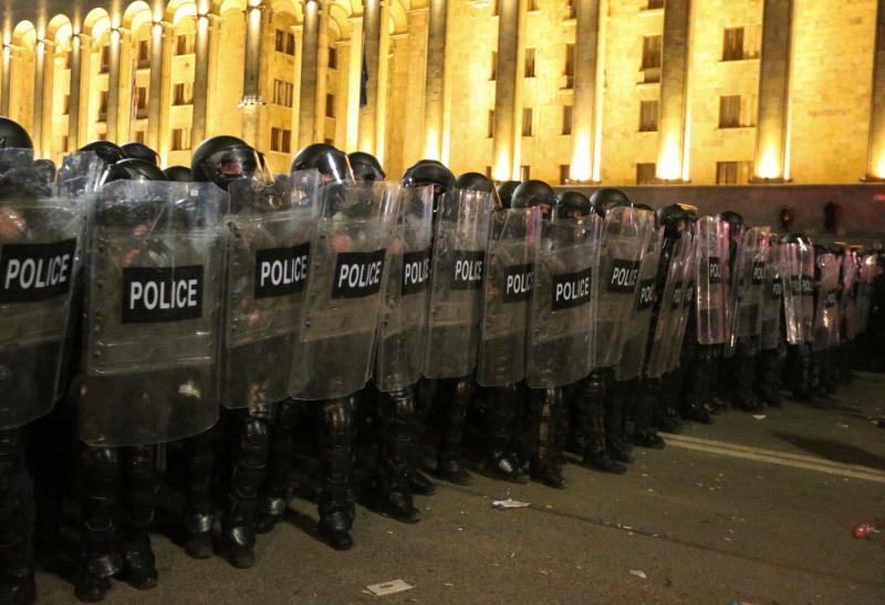 防暴警察连成一线，守在格鲁吉亚国会外。 路透社