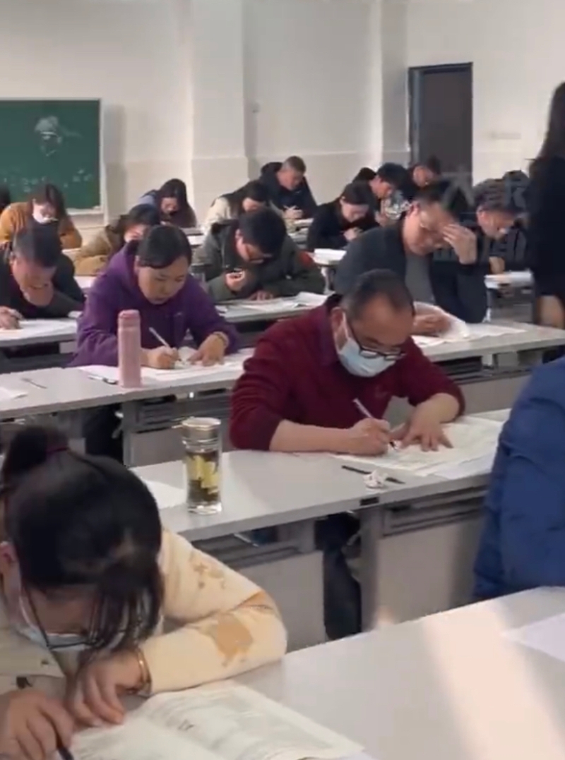 安徽六安中学70多名老师一起做全真模拟高考。