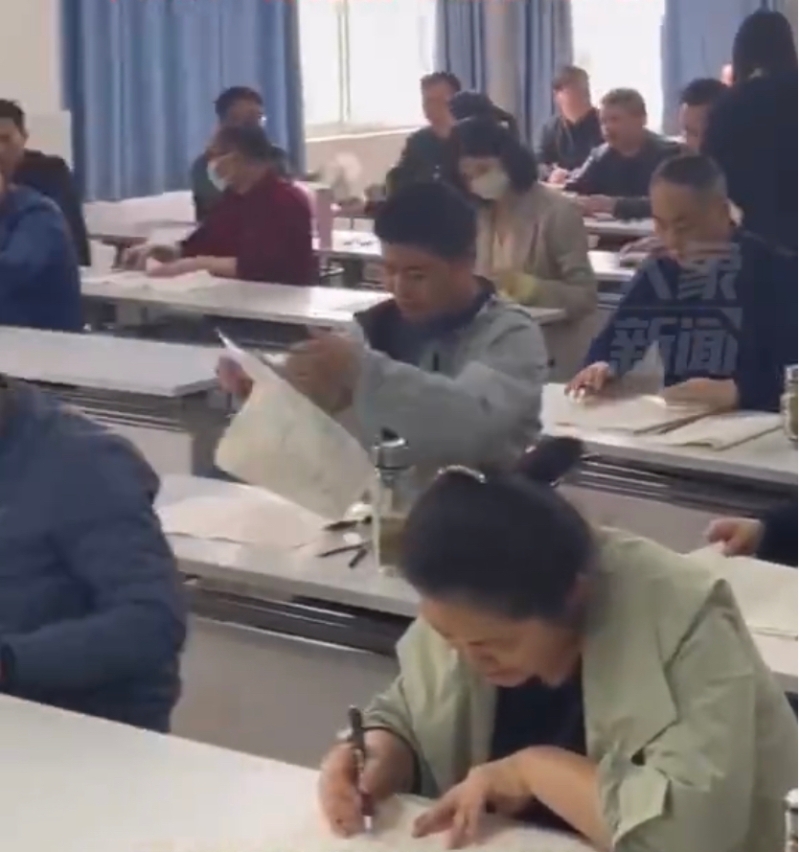 安徽六安中学70多名老师一起做全真模拟高考。