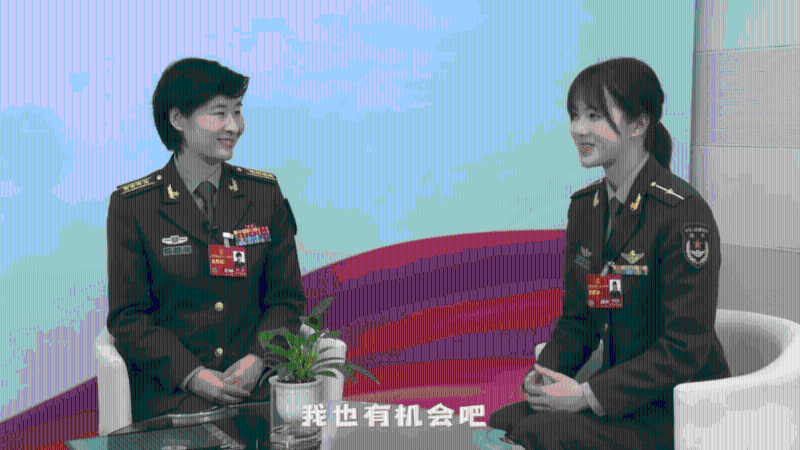 陸軍女飛徐楓燦與女太空人劉洋同場，徐楓燦變「小粉絲」。 網片截圖