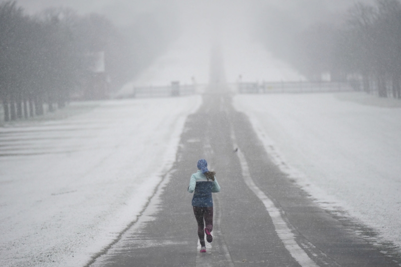 一名慢跑者清晨在伯克郡溫莎城堡的滿是積雪的長途步道裡跑步。AP