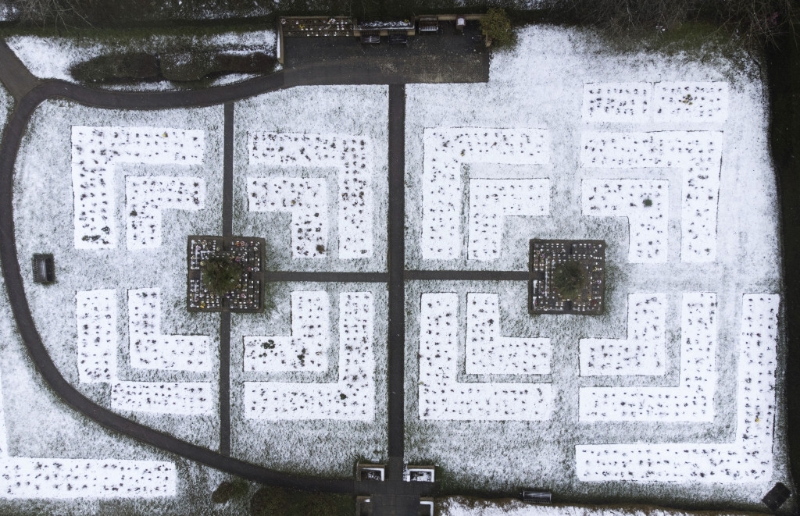 赫特福德郡斯蒂夫尼奇的杏仁巷公墓被雪覆蓋。AP