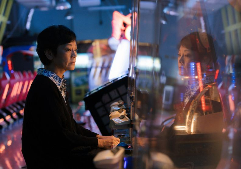 电影《灯光阑珊》以香港霓虹夜景为主题故事，讲述张艾嘉为任职霓虹光管师傅的亡夫圆梦的故事。 （电影剧照）