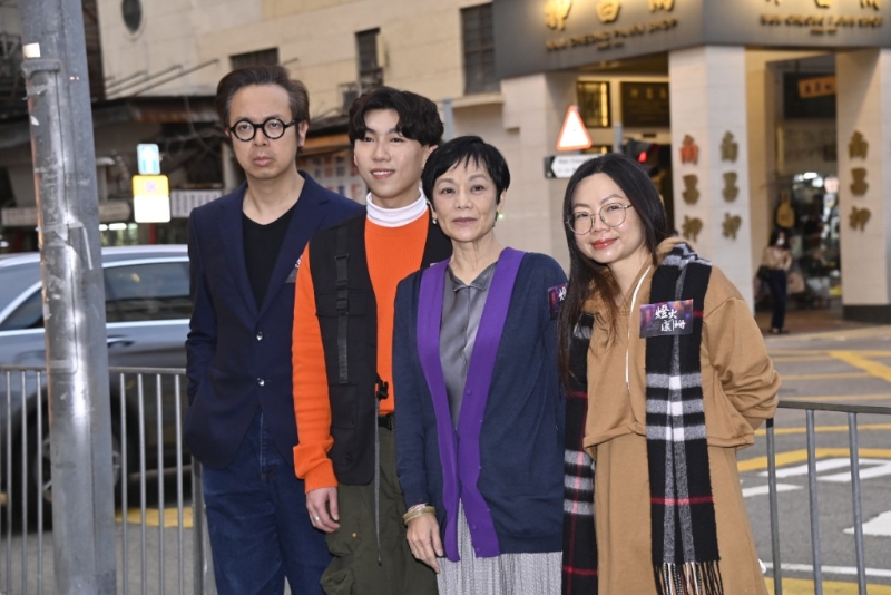张艾嘉上月18日和电影《灯火阑珊》演员周汉宁、导演曾宪宁和监制陈心遥现身深水埗。