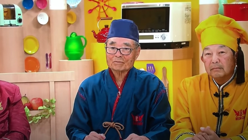 日本人气料理对决电视节目《料理铁人》中的陈建一（最右）。 网图