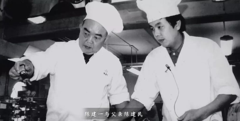 陈建一是中日混血，1956年在东京出生，父亲是在日本致力推广四川料理、祖籍四川富顺县的陈建民。 微博图