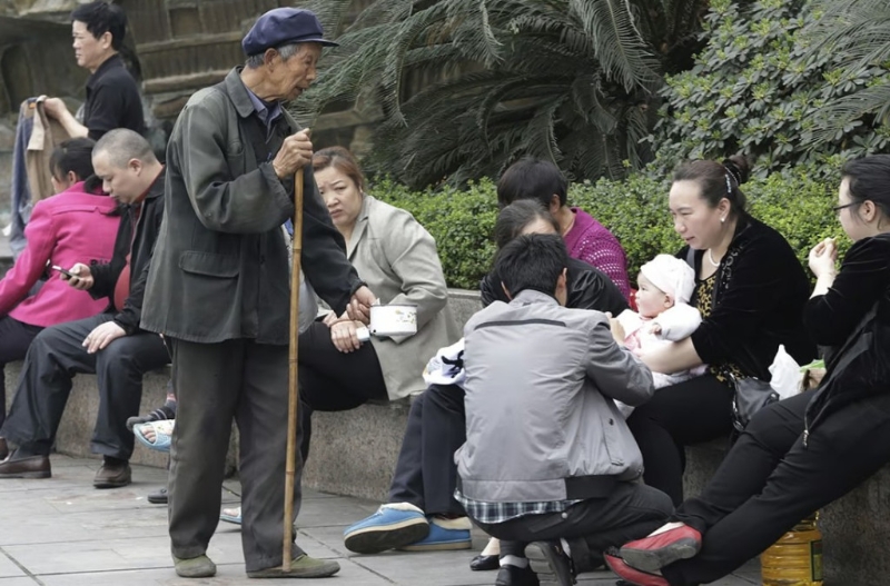 報道指內地正分類推進的延遲退休年齡。美聯社