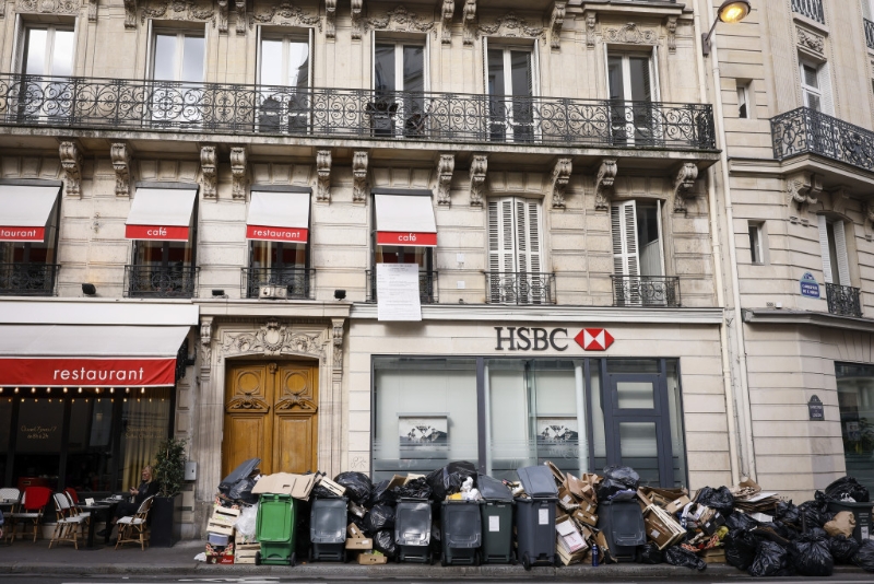 清洁工人加入罢工行列导致巴黎街头垃圾无人收。 美联社