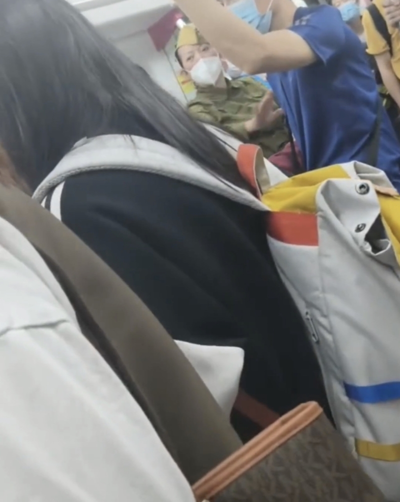 女子在广州地铁4号线车厢大骂男性不让座。