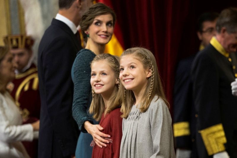 圖為蕾歐諾兒公主（Princess Leonor，左邊小女孩）及妹妹蘇菲亞公主（Princess Sofia，右邊女孩）2016年資料照。（資料照／美聯社）