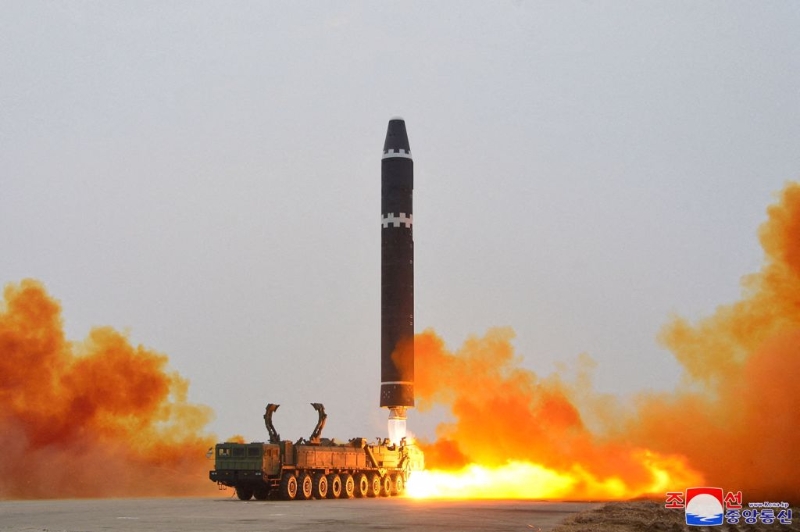 北韓於台北時間16日上午向朝鮮半島和日本之間海域發射一枚洲際彈道飛彈，這是北韓今年第6度發射彈道飛彈。(圖/路透社)
