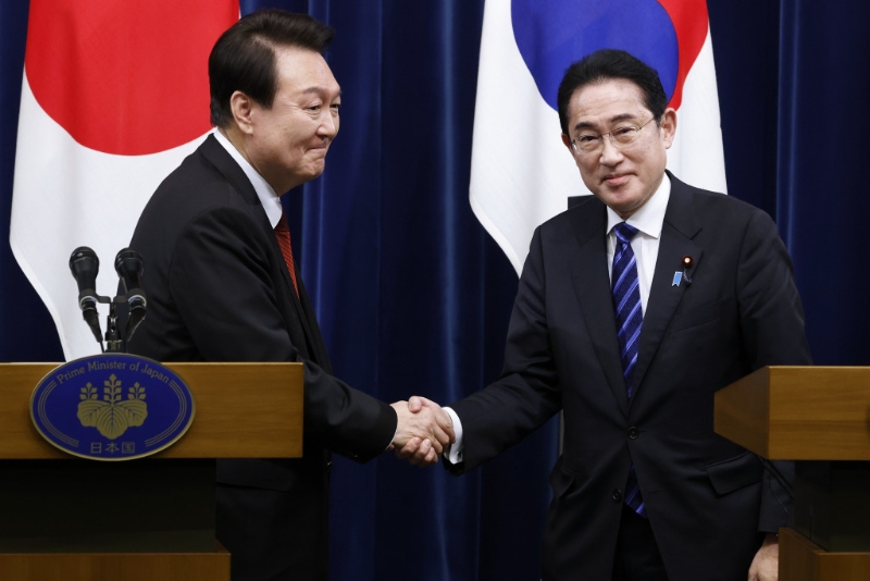 在日本東京首相官邸舉行的聯合新聞發布會後，韓國總統尹錫悅（左）和日本首相岸田文雄（右）握手。AP