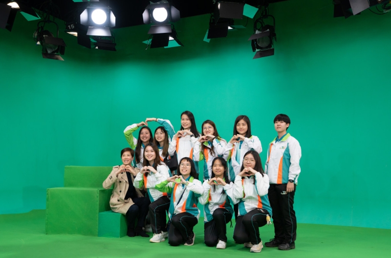 团员参观深圳广播电影电视集团总部。