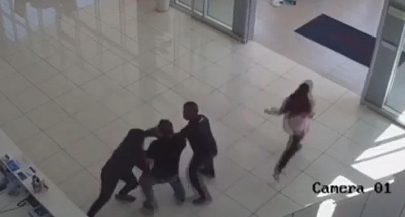 遭挾持的女職員趁亂逃脫，並檢起掉在地上的刀往外跑。 網圖