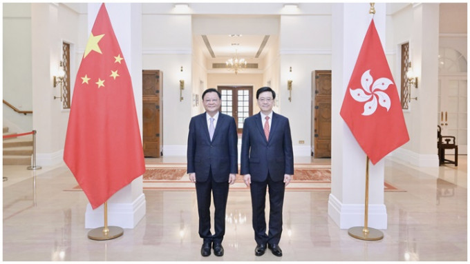 行政长官李家超（右）及广东省省长王伟中（左）今日举行粤港合作联席会议。