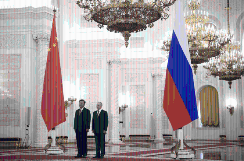 2023年3月21日，国家主席习近平和俄罗斯总统普京出席在克里姆林宫举行的官方欢迎仪式。 美联社