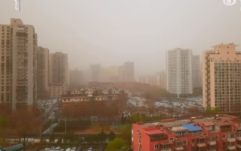 北京市内出现黄沙漫天。 网图