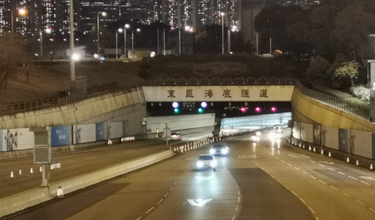 七旬的士司机香港东隧管道内晕倒，女乘客吓亲拉手掣停车报警
