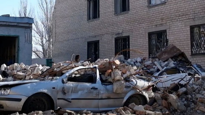 乌克兰东部城镇遭俄军炮击。 路透社