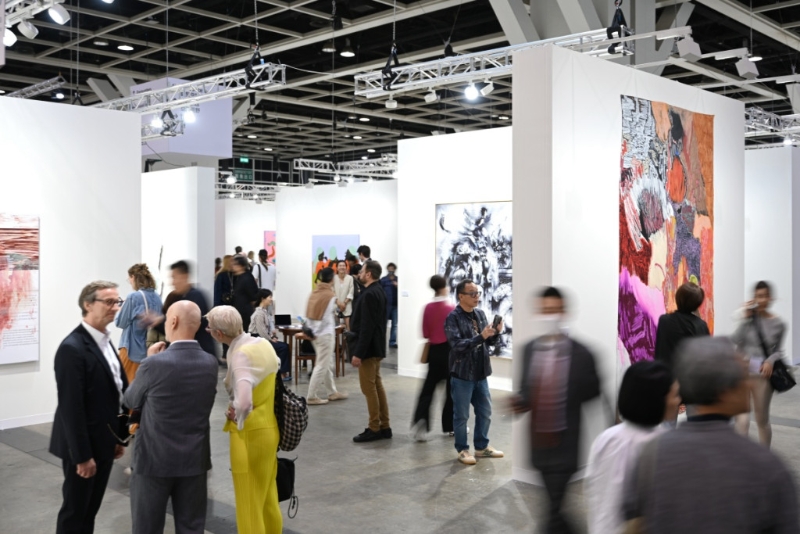 《Art Basel香港2023》及《Art Central 2023》现场图辑看人流