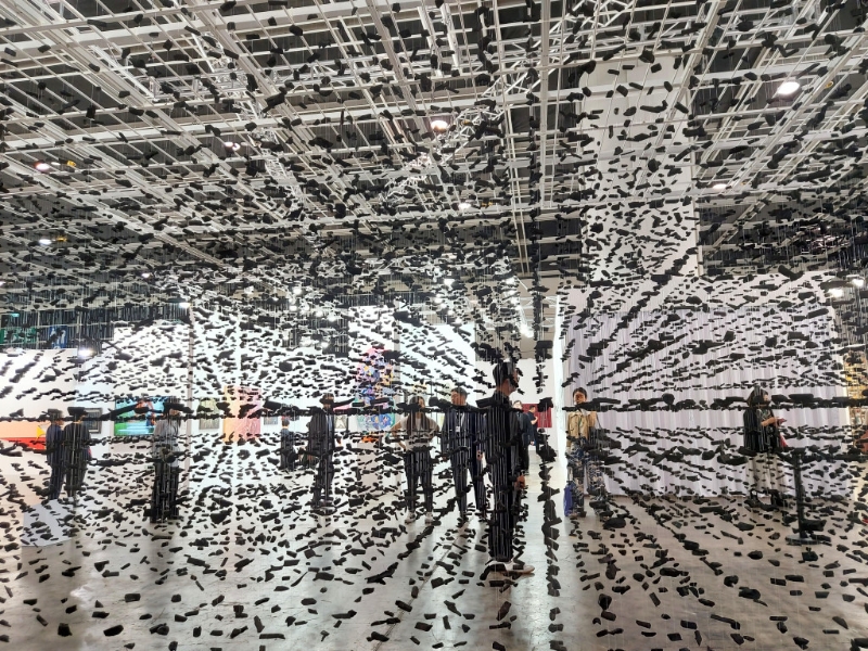《An-aggregation-Space 20170305》BAHK 韩国艺术家朴善基特意为今年《Art Central》创作的大型沉浸式装置艺术，以悬浮木炭制作成大型迷宫。