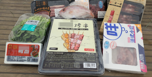 港人陳先生展示物流公司在深圳超市代購的生鮮肉類和蔬菜。 陶法德攝