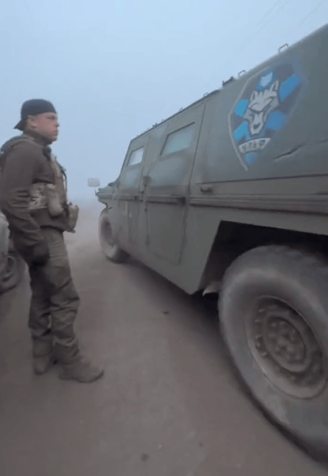 乌克兰战地医护人员 Liana公开的影片可见鹰式装甲车，车上有达芬奇狼特种部队ULF医疗服务标志。 liamaliok/instagram