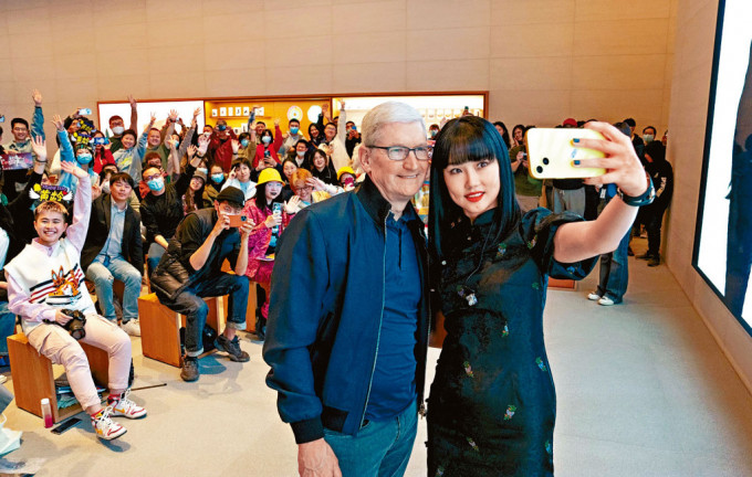准备参加论坛的苹果CEO库克昨天现身北京苹果店，同顾客聚会。