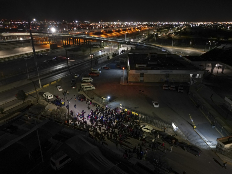 墨西哥边境城市华雷斯城移民中心起火增至39死，民众聚集悼念。 AP