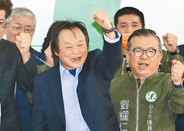 台北市議員王世堅（中）堅持參與民進黨內立委初選。（本報資料照片）