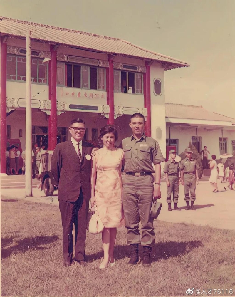 18歲服兵役時的馬英九和父母親馬鶴凌及秦厚修合影。