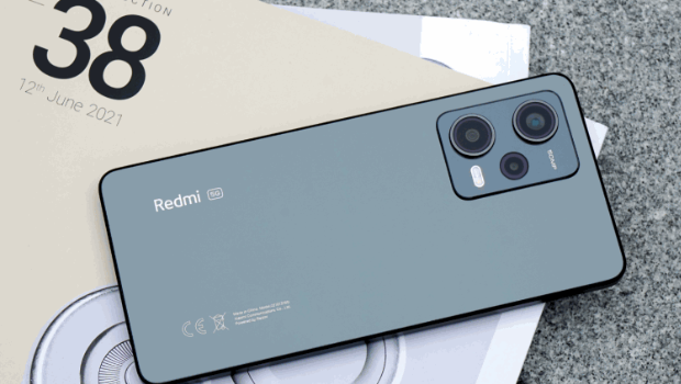 除了鏡面午夜黑機款（圖），Redmi Note 12 Pro 5G另有天空藍及極地白2種顏色選擇。