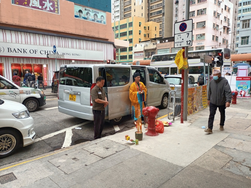 两年前结识死者的姓林男友人（左一），今日在案发现场康乐路进行路祭。