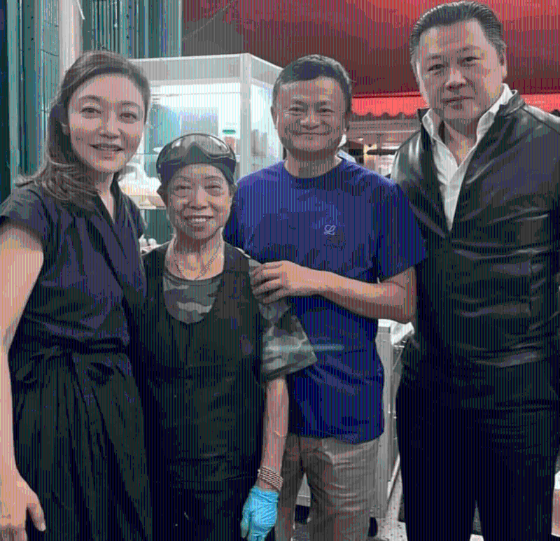 今年1月初，马云被拍到与泰国正大集团董事长谢吉人一家在当地大排档用餐，还和大排档老板娘合影